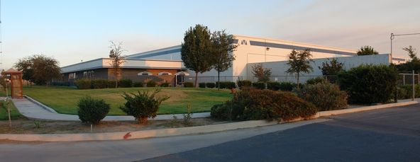 Industrial Manufacturing/Distribution Building w/ Multiple Docks : 8921 W Goshen Ave, Visalia, CA 93291